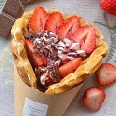 ストロベリーチョコレートワッフルロール