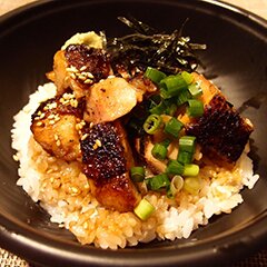 炭火焼 秘伝のたれ 鶏まぶし丼