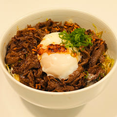 品川名物温玉焼き牛すじ飯(甘辛タレ)